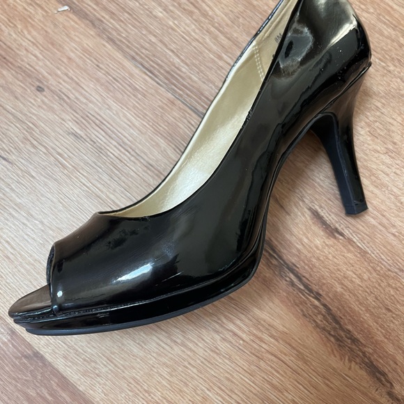 Bandolino faux patent leather peeptoe pumps, size 8 - Picture 5 of 6